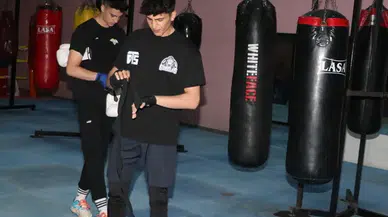 Türkiye şampiyonu genç boksör Davut Saydam, yumruklarını Avrupa şampiyonluğu için sallıyor