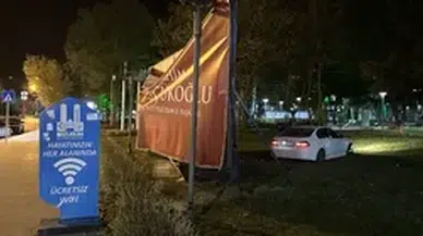 Erzurum'da reklam panosuna çarpan otomobildeki bir kişi yaralandı