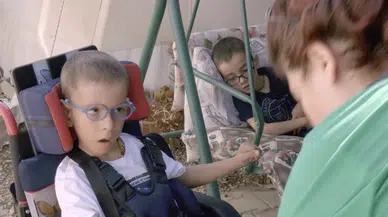 HATAY Depremden kurtulan SP'li ikizler Emir ile Demir dik oturup, düz basmaya başladı