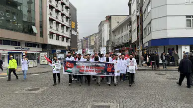 Rize'de sağlık çalışanları "sessiz yürüyüş" ile İsrail'i protesto etmeye devam etti
