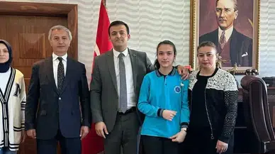 Erzurum'da en çok kitap okuyan öğrenciler altınla ödüllendirildi