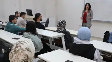 Üniversite öğrencileri "gönüllülük" dersi ile 300 çocuğu bayramlıklarla mutlu etti