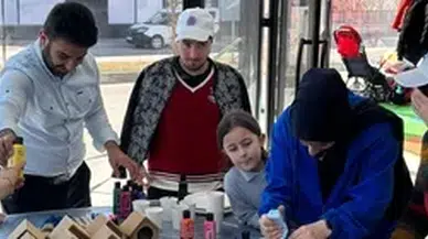 Erzurum'da otizmli çocuklar "farkındalık günü"nde kuşlara renkli yuva yaptı