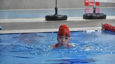 Doktor tavsiyesiyle yüzmeye başlayan serebral palsili Gamze artık adım atabiliyor