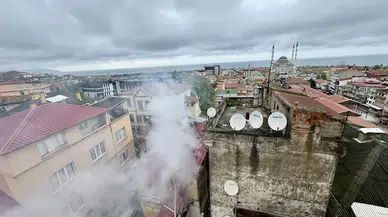 Trabzon'da müstakil evin çatısında çıkan yangın hasara neden oldu