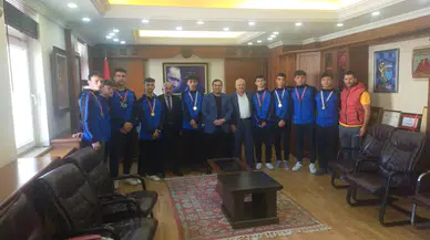 Bölge birincisi olan hokey takımı Kaymakam Altay'ı ziyaret etti