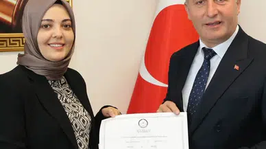 Arhavi Belediye Başkanı Turgay Ataselim mazbatasını aldı