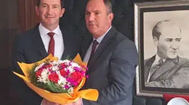 Ardanuç Belediye Başkanı Emrah Yılmaz mazbatasını aldı