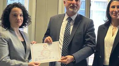 Hopa Belediye Başkanı Utku Cihan mazbatasını aldı