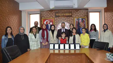 Yarışmada birinci olan öğrencilere ödüllerini Milli Eğitim Müdürü Yusuf Tüfekçi verdi