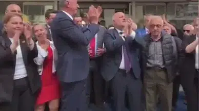 Ardeşen'in CHP'li Belediye Başkanı Atagün görevi devraldığı AK Parti'li Kahya ile vatandaşları selamdı