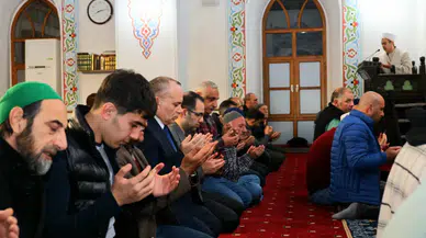 Artvin Valisi  Ünsal, Kadir Gecesi Programına Katılarak Cami Cemaatiyle Bir Araya Geldi