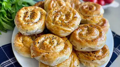 Bu tarifi denemeden geçmeyin: Herkesi mutfak sanatçısı yapacak Patatesli Gül Böreği tarifi