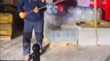 Marketin önündeki yılanı itfaiyeciler yakaladı