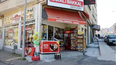 Trabzon'da karganın marketin önündeki raftan cips paketini alması kameralara yansıdı