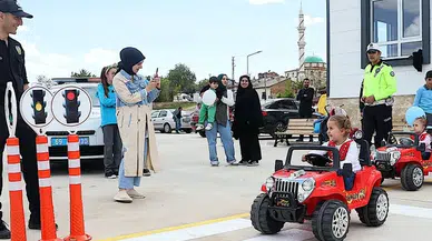 Bayburt'ta öğrenciler okulda oluşturulan pistte trafik kurallarını öğrendi