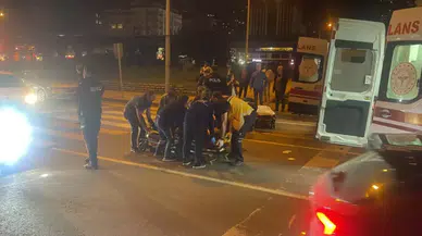 Rize'de yolun karşısına geçmeye çalışanlara otomobil çarptı; 2 yaralı