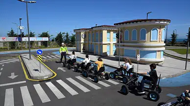 Geleceğin sürücüleri trafik kurallarını Karadeniz manzaralı parkta öğreniyor