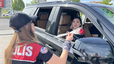 Diyarbakır'da kadın polislerden Anneler Günü kutlaması