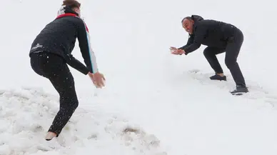 Palandöken yeniden beyaza büründü; kar topu oynadılar