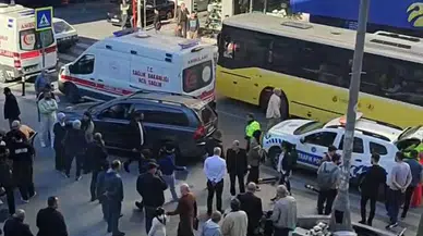 İstanbul-Küçükçekmece'de kaldırıma çıkan otomobil yayaların arasına daldı: 5 yaralı 