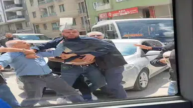 Yol verme tartışmasında belediye otobüsünün sileceği ile camını kırdı