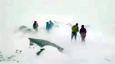 Rus dağcılar, Ağrı Dağı'nda tipiye yakalandı