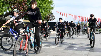 Düzce'de bisikletliler, "sessiz sürüş" etkinliğiyle kazada ölen büyüklerini andı