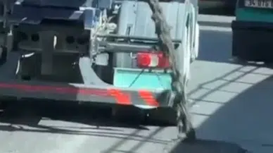 İstanbul - Büyükçekmece'de beton mikseri betonu yola dökerek ilerledi