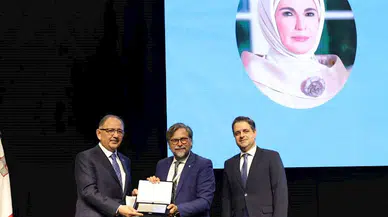 Bakan Özhaseki, Sıfır Atık Projesi'ne verilen AKDENİZ-PA Ödülü'nü aldı