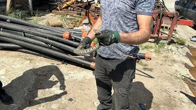 Sanayiye getirilen traktördeki su borusundan zehirli engerek yılanı çıktı