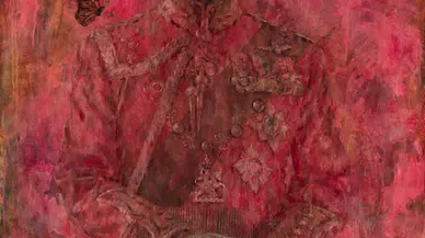 Kral Charles’ın koyu kırmızı rengin hakim olduğu portresi dikkat çekti