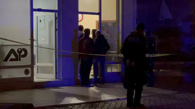 2,5 saat arayla arkadaşlarından birini öldürdü, diğerini yaraladı