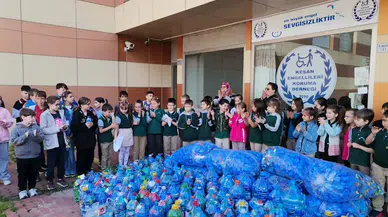 İlkokul öğrencileri topladıkları 220 kilo mavi kapağı yetkililere teslim etti 