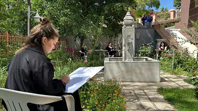 Üniversiteliler, müze bahçesinde ders yaptı