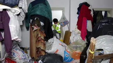 Ağır koku gelen evden 20 ton çöp çıktı