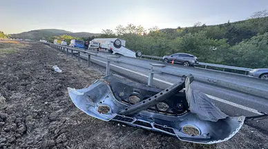 Anadolu Otoyolu Düzce geçişinde tıra çarpan cipteki 3 kişi yaralandı