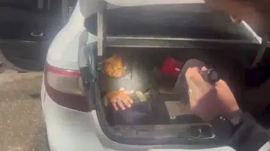 Osmaniye'de 2 otomobilden, 1'i bagajda 13 kaçak göçmen çıktı 