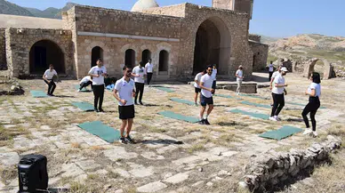Tarihi Hasankeyf Kalesi'nde 16 erkek, kadın cinayetlerine dikkat çekmek için pilates yaptı