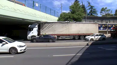 İstanbul - Bakırköy'de sabıkalı üst geçitte yine TIR kazası 