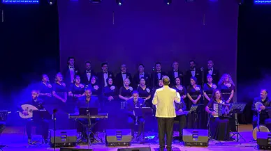 Sağlık çalışanları, pandemide hayatını kaybeden meslektaşlarının çocukları için sahne aldı