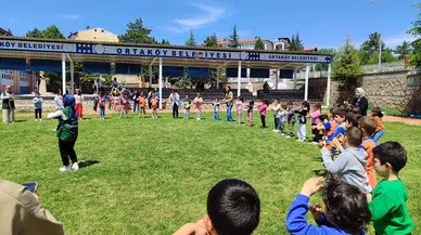 Genç Yeşilay ekibi Ortaköy'de öğrencileri madde bağımlılığı konusunda bilgilendirdi
