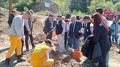 Niksar'da özel çocuklar çevre temizliği yapıp fidan dikti