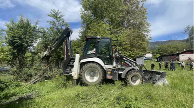 Bolu'da At Yaylası'nda kaçak çekilen tel çitler kepçeyle yıkıldı
