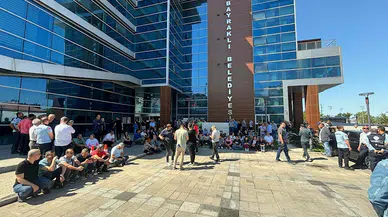 Bayraklı Belediyesi'nde memurlar, iş bırakma eylemi yaptı