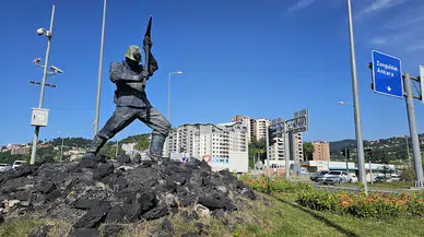 Boyamasıyla tepki çeken madenci heykelinin boyaları kazındı