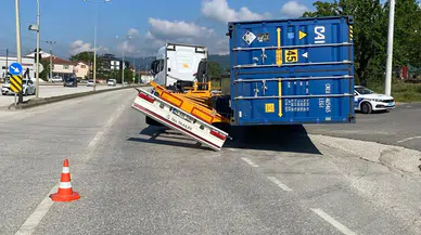 Düzce'de tırın taşıdığı konteynerin yola devrilmesi ulaşımı aksattı