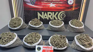 Batman’da ‘dur’ ihtarına uymayıp kaçan otomobilden atılan çuvaldan 8 kilo 100 gram çıktı