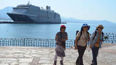 ABD'li turistler gemiyle Alanya'ya geldi