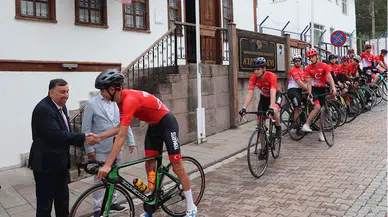 Samsun'dan Ankara'ya bayrak ve toprak taşıyan bisikletliler Havza'yı geçti